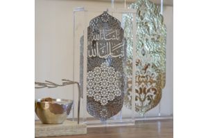 قطعة ديكور رمضانية فضية منقوشة بعبارات "ما شاء الله" و"تبارك الله"