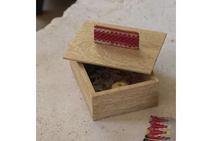 صندوق خشب مع مسكة عمودية