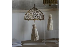 مئذنة محفورة بنقوش هندسية مع شرابة - ذهبي